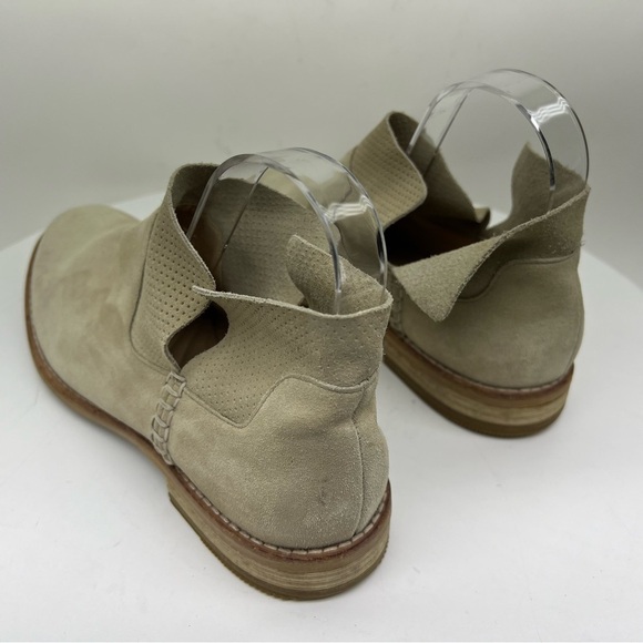 Clarks Artisan Booties Ankle Boot Edenvale Bella Cream Tan Neutral Suede Boho 10 - Picture 4 of 15